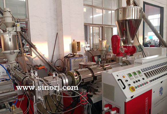 PE共擠木塑型材生產(chǎn)線(xiàn)工廠(chǎng)內(nèi)連續(xù)試機(jī)十天！！！