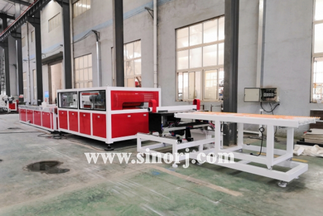 工廠(chǎng)內(nèi)正在安裝PVC門(mén)板生產(chǎn)線(xiàn)