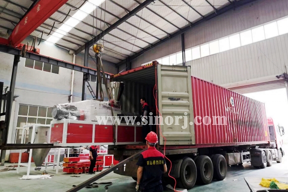 大家早安，新的一天，裝柜開始！越南墻板線條設備2個柜開始啦！ ?Morning. Vietnam PVC wall panel production lines starts loading.