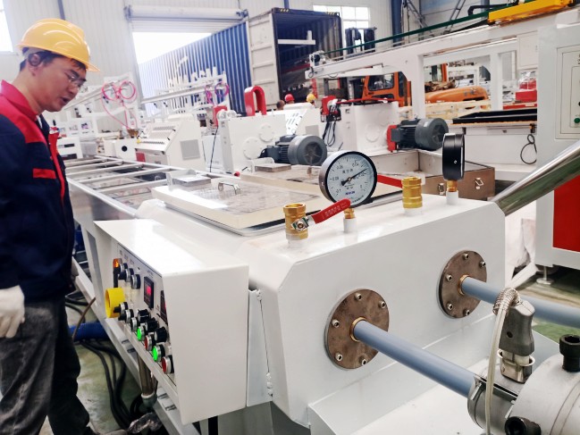 一出二pvc穿線管生產(chǎn)線試機與pvc仿大理石板生產(chǎn)線裝柜發(fā)貨同時進行中。。。。。。