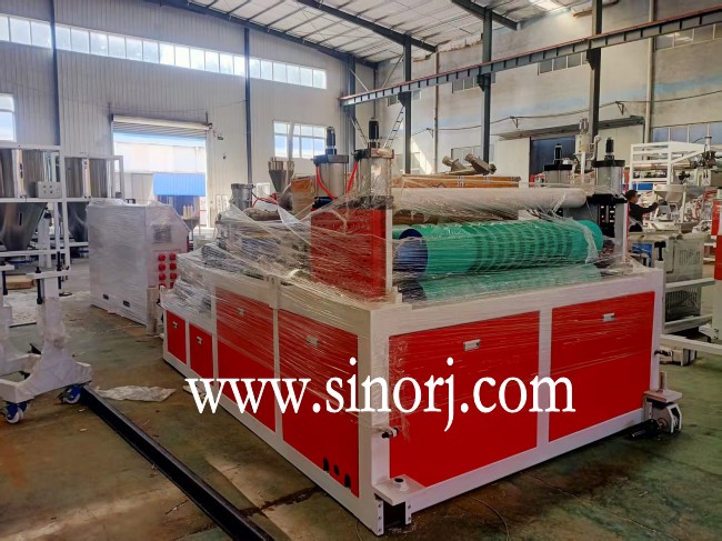 發(fā)往印尼的pvc波浪瓦，T型瓦生產(chǎn)線，大理石uv板生產(chǎn)線開始裝柜